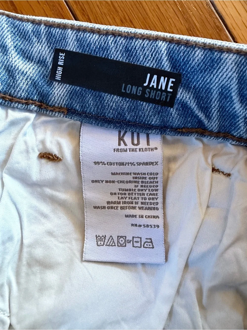 Kut From The Kloth Light Wash Denim Frayed Hem Women’s 8 Jane Long Shorts